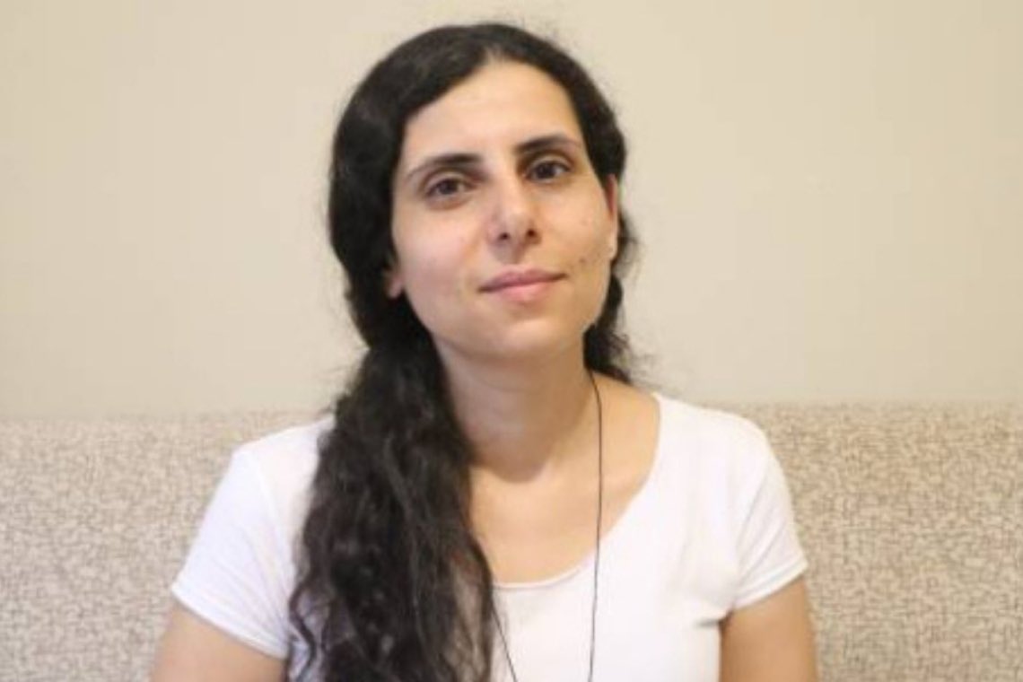 📌 Gazeteci Reyhan Hacıoğlu’nu “örgüt üyeliği” suçlamasıyla yargılandığı davanın üçüncü duruşması, bugün Van 2. ACM'de görüldü.

Mahkeme, gazetecinin adli kontrol tedbirinin kaldırılmasına ve yurt dışına çıkış yasağının ise devamına karar verdi. Dava 3 Mart gününe ertelendi.