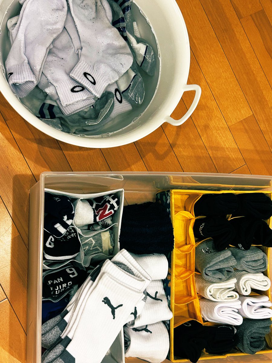 引き続き断捨離。今日は夫の靴下。 仕事用は度々断捨離していたけど