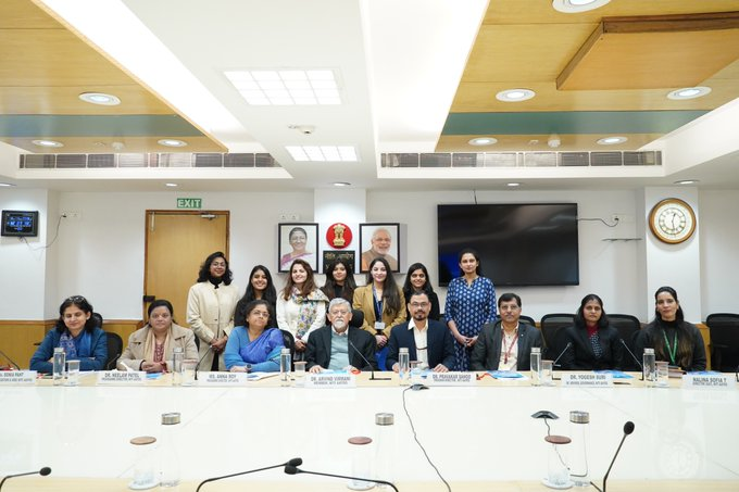 AIRNewsHindi's tweet photo. नीति आयोग ने नई दिल्ली में वित्त वर्ष 2025-26 की पहली तिमाही के लिए ट्रेड वॉच क्वार्टरली का पांचवां संस्करण लॉन्च किया। 

इस प्रकाशन के नवीनतम संस्करण में भारत के व्यापार प्रोफाइल में उभरते संरचनात्मक बदलावों पर प्रकाश डाला गया है।

@NITIAayog 
#PMOIndia #NITIAayog #TradeWatch https://t.co/3YKYiAKK2P
