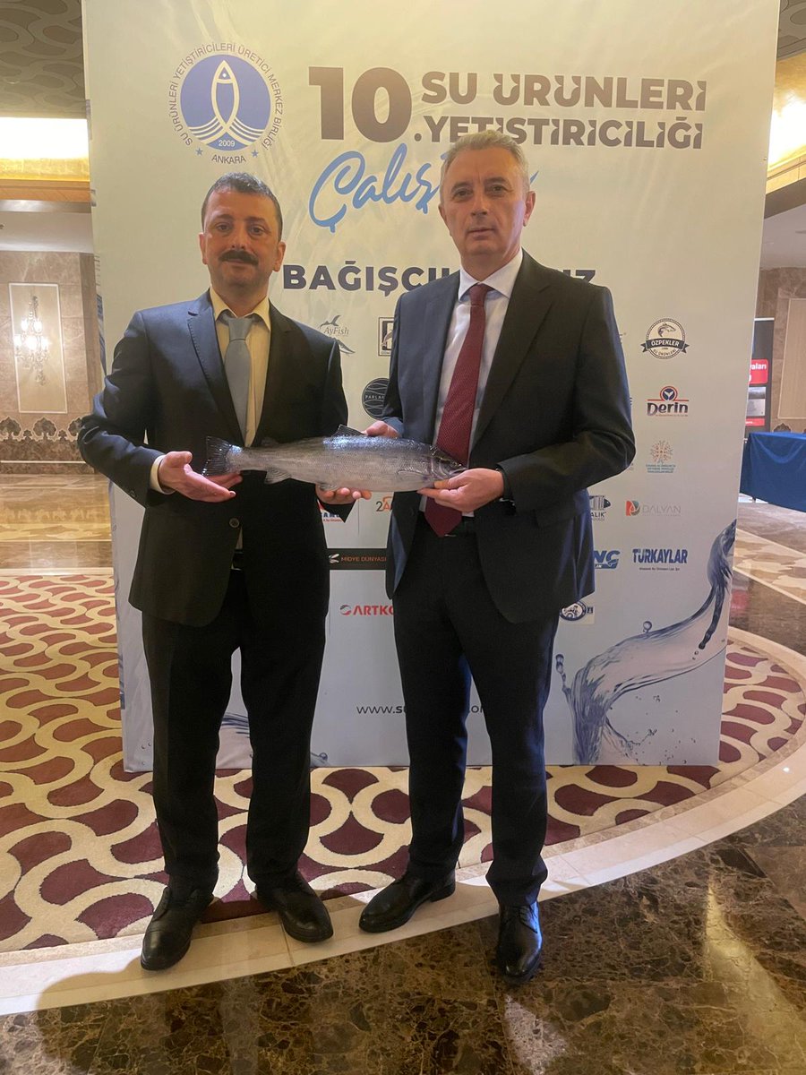 fishingcomtr's tweet photo. Balıkçılık ve Su Ürünleri Genel Müdürü Sn. Turgay Türkyılmaz'a ülkemiz balıkçılığına sağladığı katkılardan dolayı teşekkür ediyor, değerli çalışmalarından dolayı memnuniyet duyuyoruz.

@baliktvmedya @adnankasapci @voyagroupco https://t.co/LO9kvxNDYH