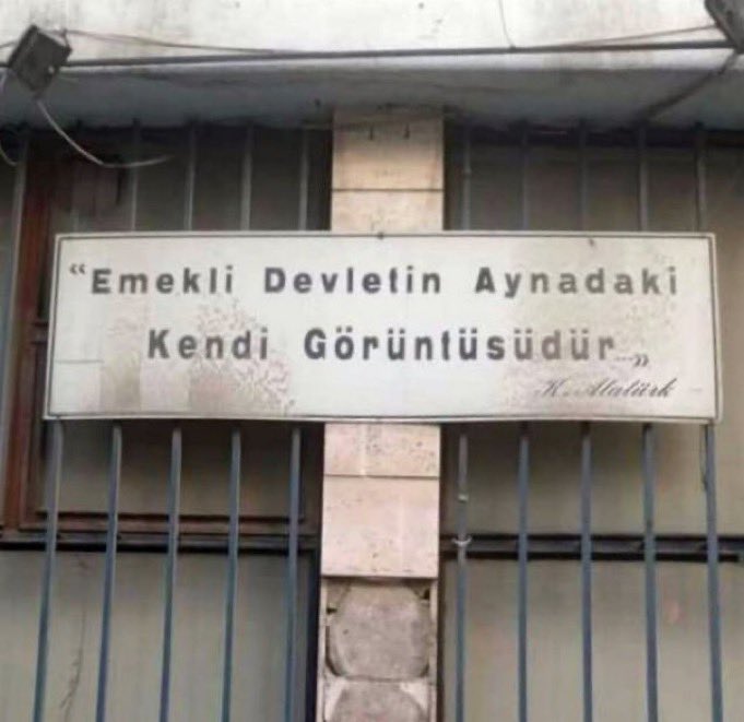 Samsun emekli sandığı eski binasının önündeki levha... 

"Emekli Devletin Aynadaki 
Kendi Görüntüsüdür."

-Mustafa Kemal ATATÜRK

#EmekliMaaşı