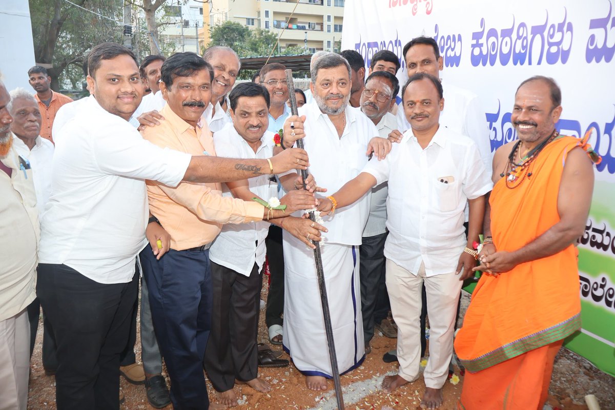 SS_Mallikarjun_'s tweet photo. ದಾವಣಗೆರೆ ನಗರದ 40ನೇ ವಾರ್ಡ್‍ನ ಆಂಜನೇಯ ಬಡಾವಣೆಯ ಸರ್ಕಾರಿ ಪ್ರಥಮ ದರ್ಜೆ ಮಹಿಳಾ ಕಾಲೇಜಿನಲ್ಲಿ ಉನ್ನತ ಶಿಕ್ಷಣ ಇಲಾಖೆಯಿಂದ 4 ಕೋಟಿ ಮೊತ್ತದಲ್ಲಿ ಕೊಠಡಿಗಳು, ಶೌಚಾಲಯ, ಲೈಬ್ರರಿ, ಆವರಣ ಮತ್ತು ಸಭಾಂಗಣ ನಿರ್ಮಾಣಕ್ಕೆ ಚಾಲನೆ ನೀಡಿದೆನು.
#Davangere #Ward40 #AnjaneyaBadavane
#WomenEmpowerment #HigherEducation https://t.co/YdXCrlWlTX