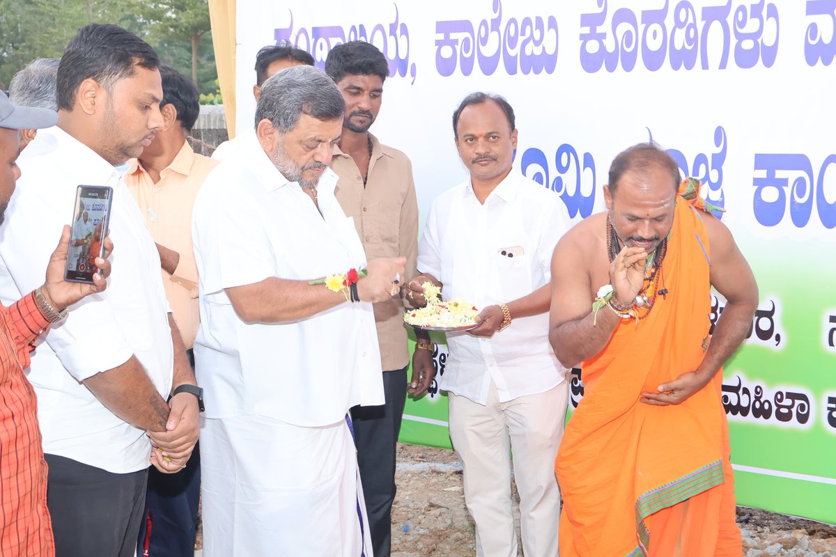 SS_Mallikarjun_'s tweet photo. ದಾವಣಗೆರೆ ನಗರದ 40ನೇ ವಾರ್ಡ್‍ನ ಆಂಜನೇಯ ಬಡಾವಣೆಯ ಸರ್ಕಾರಿ ಪ್ರಥಮ ದರ್ಜೆ ಮಹಿಳಾ ಕಾಲೇಜಿನಲ್ಲಿ ಉನ್ನತ ಶಿಕ್ಷಣ ಇಲಾಖೆಯಿಂದ 4 ಕೋಟಿ ಮೊತ್ತದಲ್ಲಿ ಕೊಠಡಿಗಳು, ಶೌಚಾಲಯ, ಲೈಬ್ರರಿ, ಆವರಣ ಮತ್ತು ಸಭಾಂಗಣ ನಿರ್ಮಾಣಕ್ಕೆ ಚಾಲನೆ ನೀಡಿದೆನು.
#Davangere #Ward40 #AnjaneyaBadavane
#WomenEmpowerment #HigherEducation https://t.co/YdXCrlWlTX