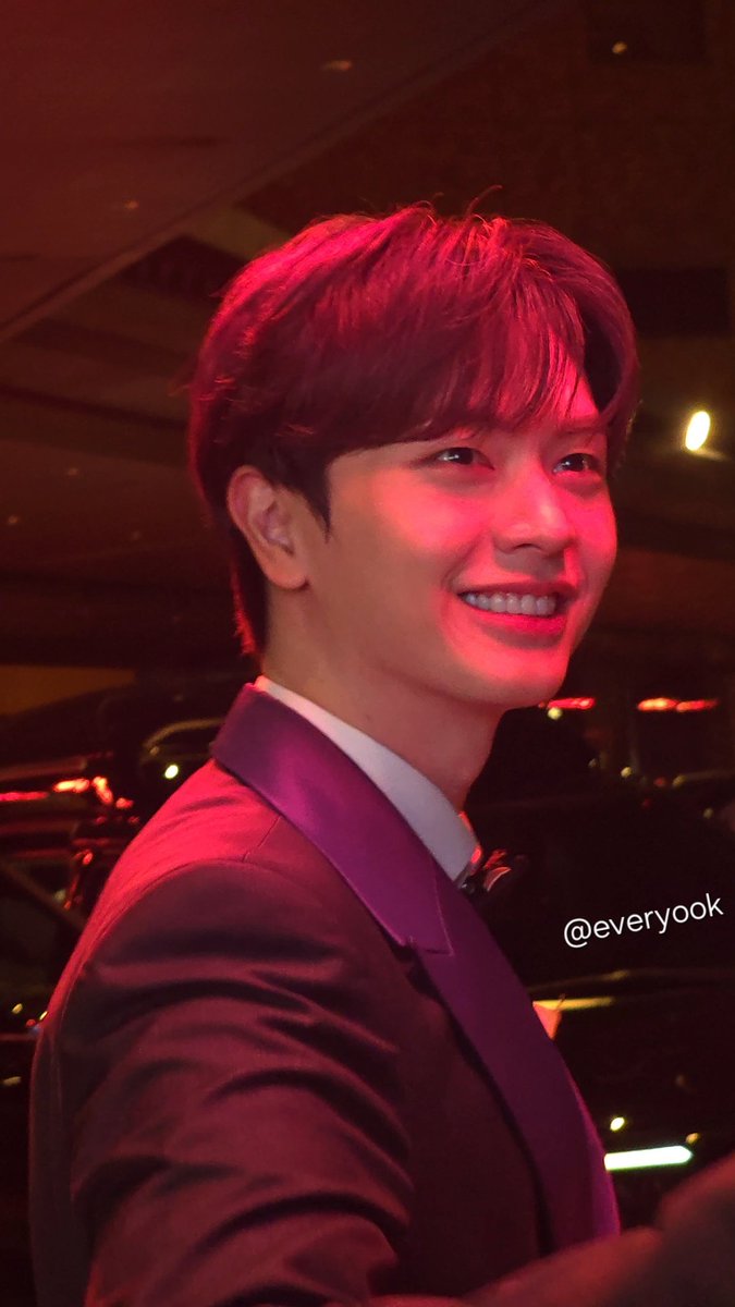 everyook's tweet image. 빨간성재줄까 하얀성재줄까~

보정 1도 안했는데 둘 다 너무이쁨