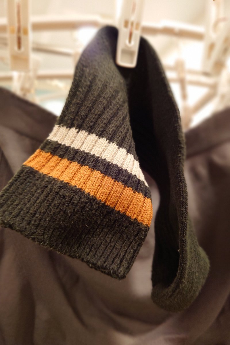 突然ですが
ソックス干す時は
踵を挟む派です