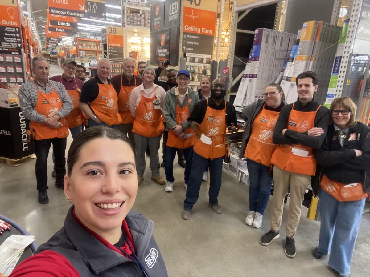 bath_ri's tweet photo. Starting the New Year with a great team 💪 This morning, Sophie got to join the huddle at Home Depot #4280 in Warwick! We're always grateful for this partnership. https://t.co/1hJzGOQiNd