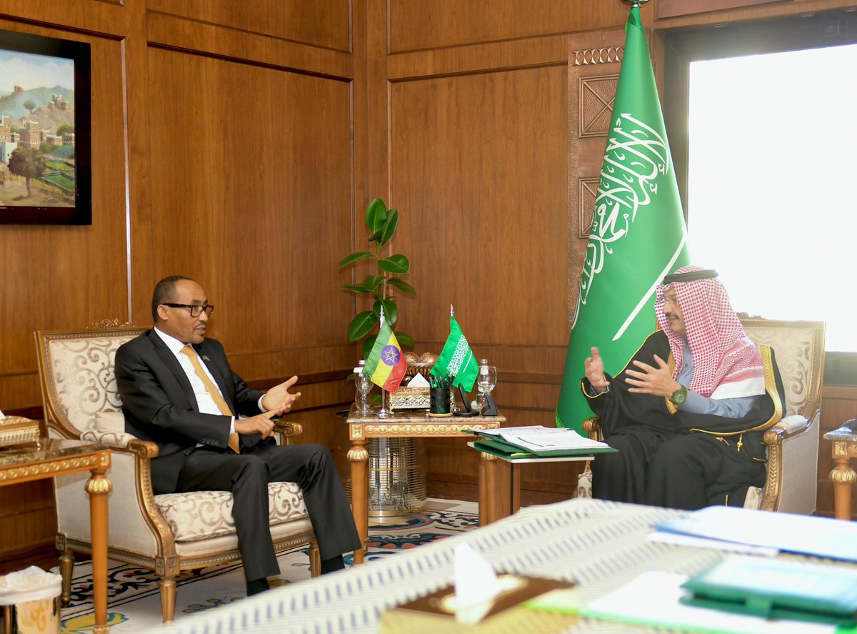 الأمير #تركي_بن_طلال يستقبل في مكتبه بديوان الإمارة سفير جمهورية إثيوبيا الفيدرالية الديمقراطية لدى المملكة د.محمد خضر عبده. 
وجرى خلال الاستقبال تبادل الموضوعات ذات الاهتمام المشترك.