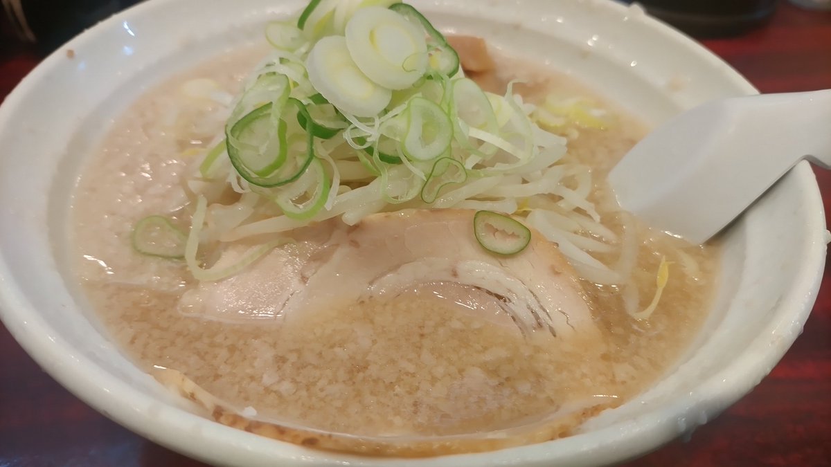 Mox_Ruby's tweet image. あっそうだ（唐突）
これは新年初のなりたけで背脂醤油🍜