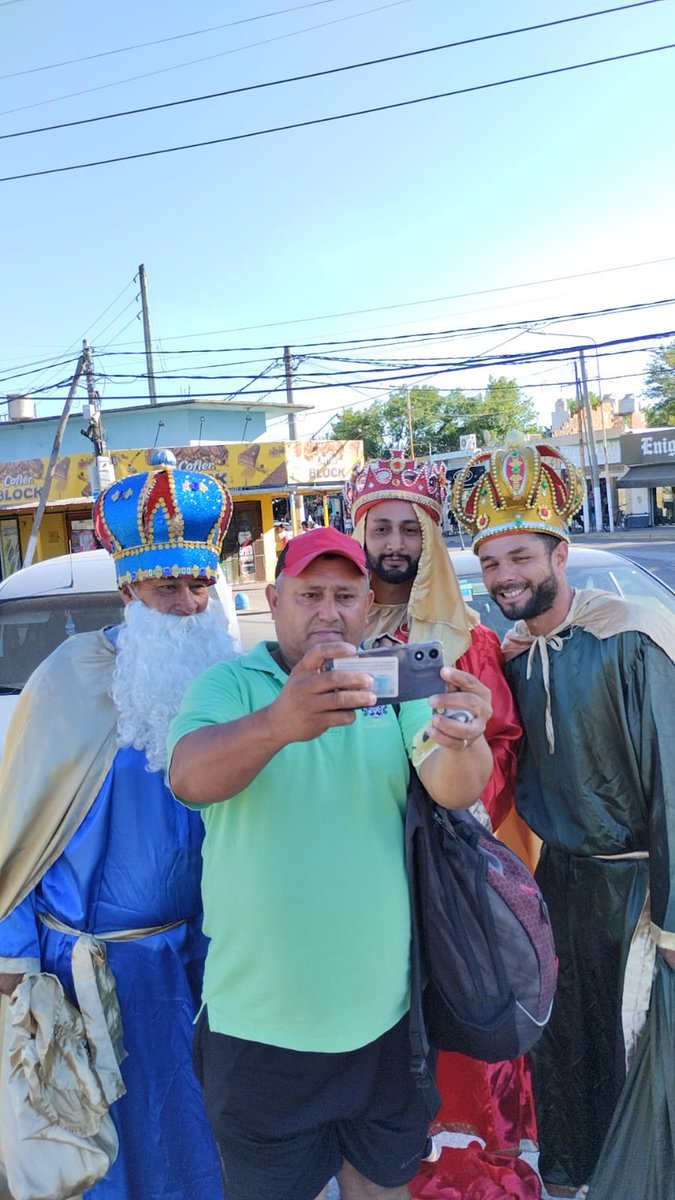 InesRicci's tweet photo. ✨ Los Reyes Magos estuvieron en 
📍Presidente Derqui y visitaron la renovada y hermosa estación de trenes.
Desde @FundacionIr compartimos una jornada llena de sonrisas, ilusión y encuentro con los vecinos.
La magia existe cuando una comunidad se une.
#Fundaciónir #Comunidad #PresidenteDerqui