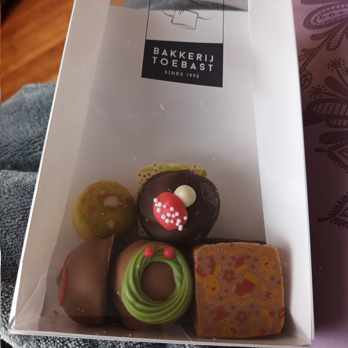 Vanmiddag lekker met een mok thee in mn stoel, onder een kleedje 
En deze bonbons, van mn kerstpakket overgehouden
Twee ervan zijn erg lekker 
Wat zouden jullie doen?
Stoppen,?
Of alles in één keer😬😉
Ik ben gestopt🤭
Morgen nog wat🥳