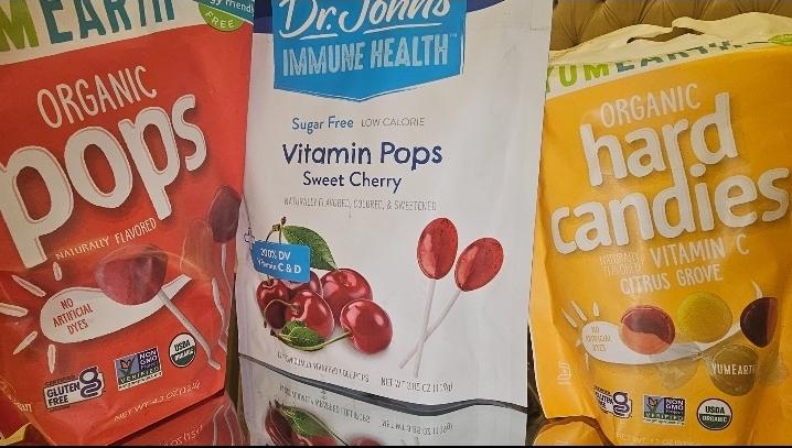 للاطفال.. 
تبي تعطيهم مصاصات صحيه فيها فتامينات مثل D وايضا وقت البرد  فيتامين  C 
لتقويه المناعه 
عليكم بهذي ومتوفره ارخص في ايهرب