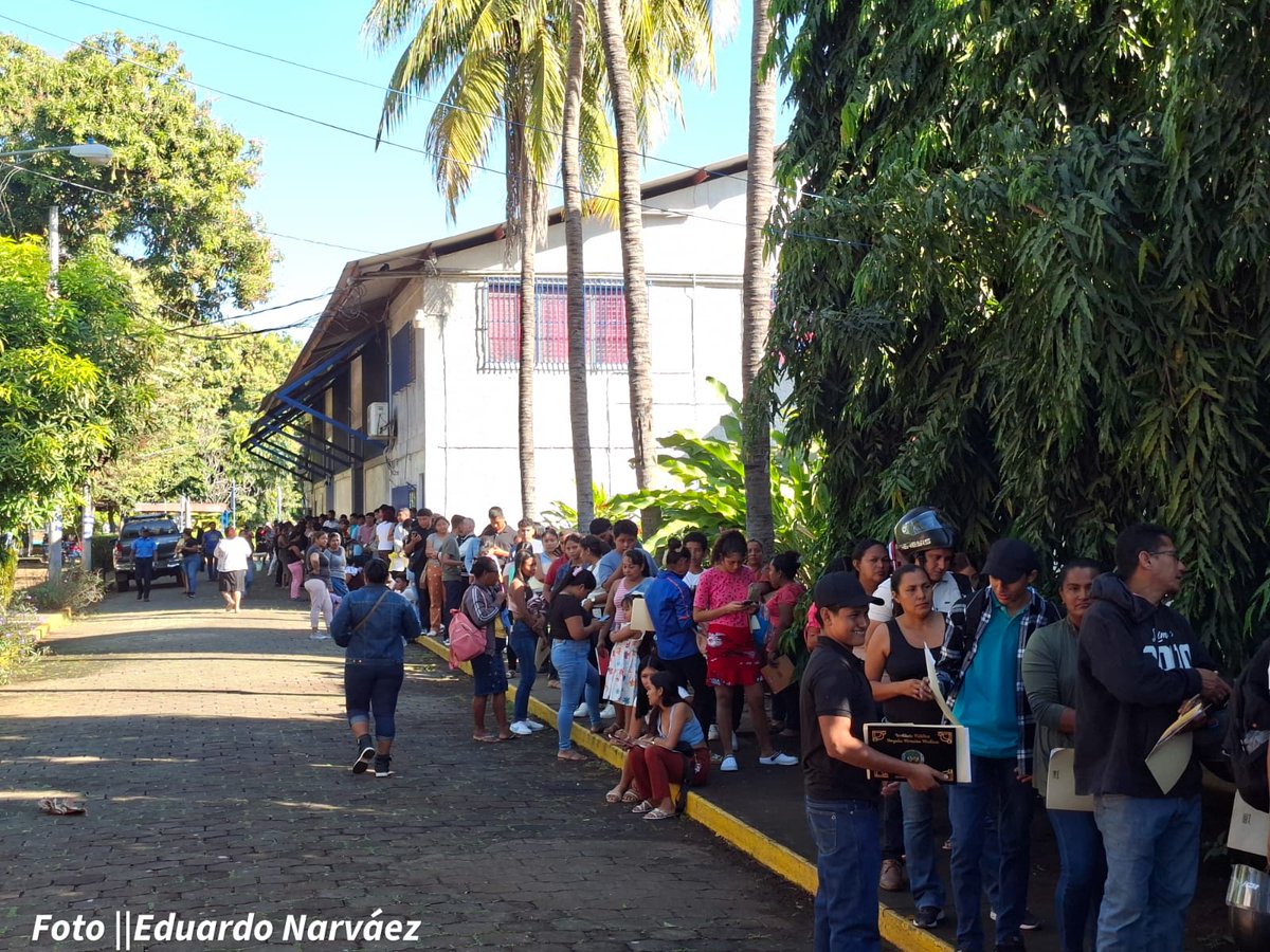 ELPERRO4019's tweet photo. Con esperanzas de un futuro mejor  🪪
📌🎯 Desde tempranas horas de la mañana,  en el Centro Tecnológico Padre Teodoro Kint, en Chinandega cientos de  jóvenes se dieron cita para cumplir las metas de ser un profesional 👩‍💻 #UnidosEnVictorias 
#2026VIVASANDINO
#ManaguaSandinista https://t.co/edEWv0Limf