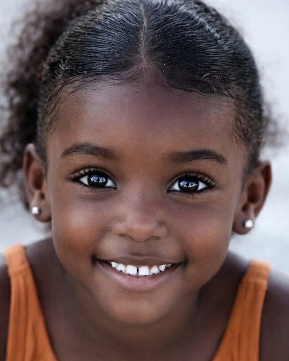 Beautiful face, bright eyes, and a shining smile 😍