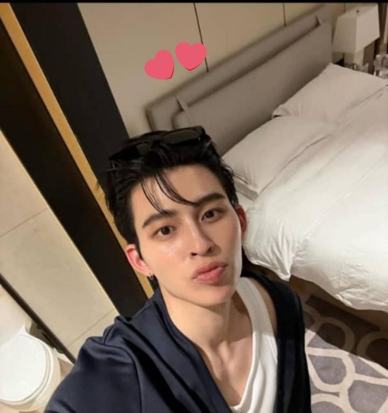 ashkiri_'s tweet photo. 🚨 Pond Naravit, the famous rapper from a Thai boy group is rumoured to be featured in the bedroom of Phuwin's, a famous Thai solo artist's house https://t.co/pwD6k2eQdD
