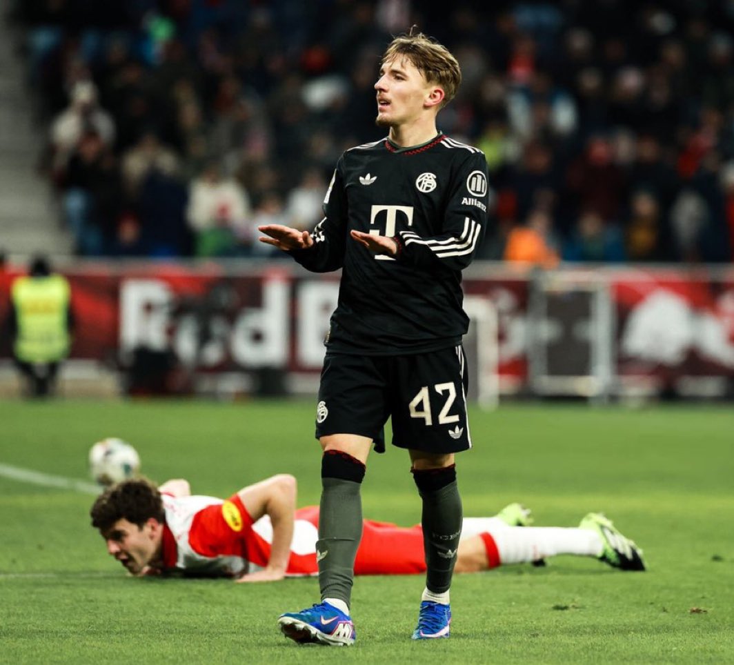MarioHurtadoRM's tweet photo. Atentos a Lennart Karl:

- Declara su amor por el Real Madrid.

- Los aficionados del Bayern se cabrean y lo critican.

- Siguiente partido mete doblete y hace la celebración de calma de Cristiano Ronaldo.

- Es más madridista que Santiago Bernabéu. 

REAL MADRID, FICHEN. https://t.co/WotwajKnie