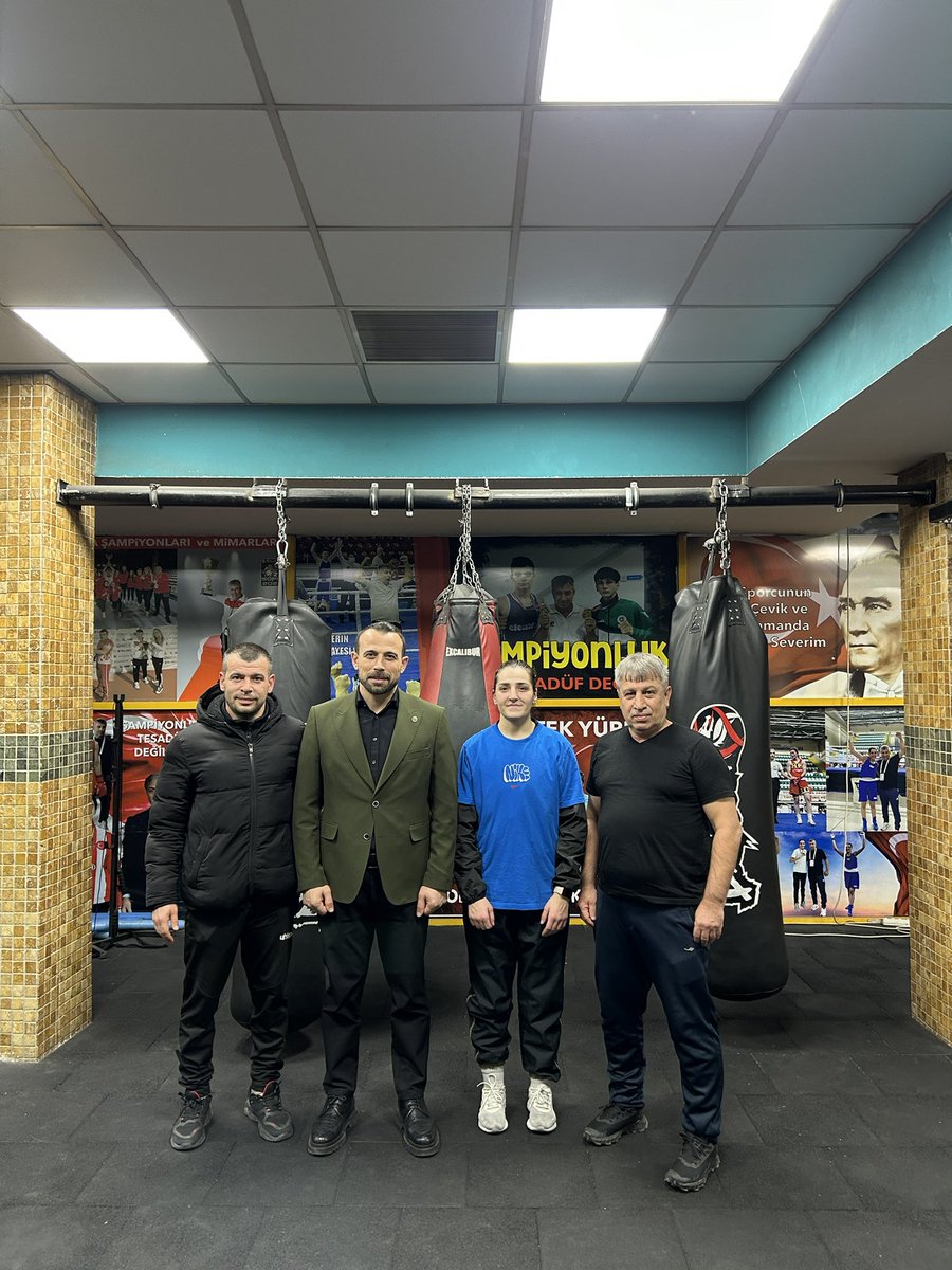Kıymetli hocamız Muhammet Ali Keskin’i, Atatürk Spor Salonu’nda ziyaret ettik.
2025 yılında Macaristan’da düzenlenen Avrupa Boks Şampiyonası’nda millî takımımız, takım hâlinde Avrupa Şampiyonu olmuştur.
Hocamızı ve sporcularımızı tebrik ediyor, başarılarının devamını diliyoruz.