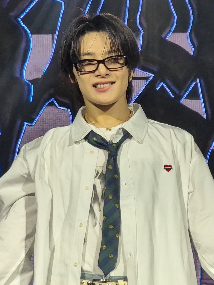top_ayen's tweet image. This pretty nerd boy look was everything ah