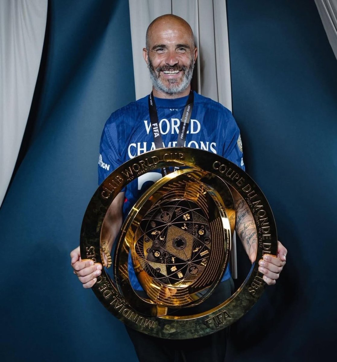 idextratime's tweet photo. 🗣️ Pesan pertama Enzo Maresca seusai tak lagi menjabat pelatih Chelsea.

"Tinggalkan dunia ini sedikit lebih baik daripada saat kamu menemukannya."

"Perjalanan saya bersama Chelsea dimulai dari babak kualifikasi awal Conference League.

Saya pergi dengan ketenangan batin karena meninggalkan klub bergengsi seperti Chelsea di tempat yang memang pantas untuknya.

Saya ingin mengucapkan terima kasih kepada seluruh penggemar Chelsea atas dukungan mereka selama 18 bulan terakhir.

Dukungan yang sangat krusial untuk meraih tiket Liga Champions, menjuarai Conference League, dan memenangkan Piala Dunia Antarklub.

Kemenangan-kemenangan yang akan selalu saya simpan di hati!
Ucapan terima kasih khusus untuk seluruh pemain yang telah menemani saya dalam perjalanan yang luar biasa ini.

Saya mendoakan semua orang yang telah berbagi setiap momen bersama saya, semoga meraih setiap kesuksesan di paruh kedua musim ini dan di masa depan.

Terima kasih, CHELSEA 💙, dari saya dan keluarga saya."