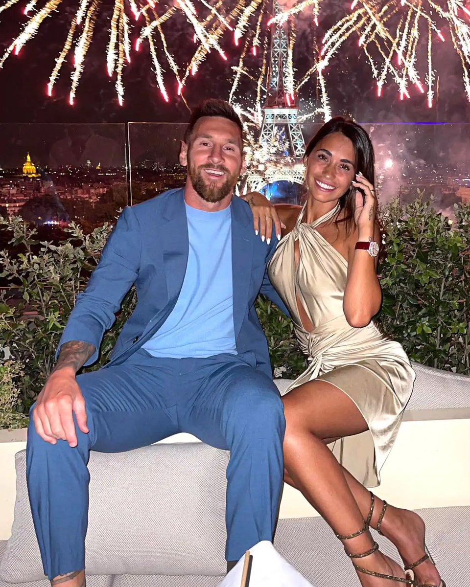 “Soy poco demostrativo, pero tengo mi lado romántico. Soy muy detallista. Por ahí me voy a la mañana y no nos vemos hasta el mediodía y siempre le dejo algún regalito. Una notita me cuesta ya. Pero unas flores, un chocolate.

Me cuesta demostrarlo, pero la verdad que con las