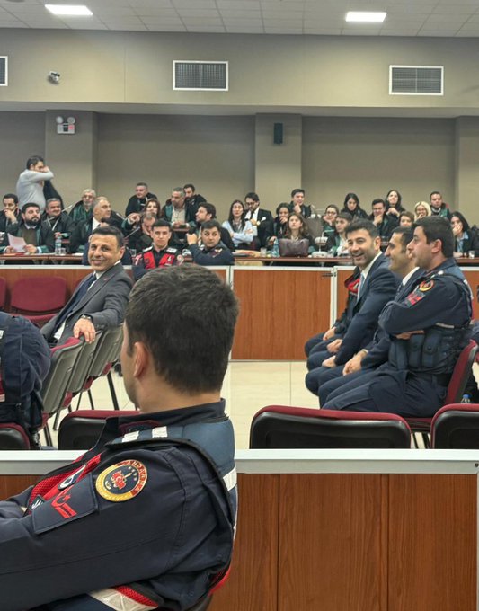 🔴 CHP'nin şaibeli İstanbul kurultay davasının duruşması.

Önde sırıtarak poz veren, CHP'nin görevden alınan İl başkanı Özgür Çelik,
Arka sıradaki Rüşvet ve Yolsuzluktan tutuklu Beşiktaş eski belediye başkanı Rıza Akpolat.

Soru şu: Mahkeme salonları CHP'lileri şov alanı mı? 
Bu