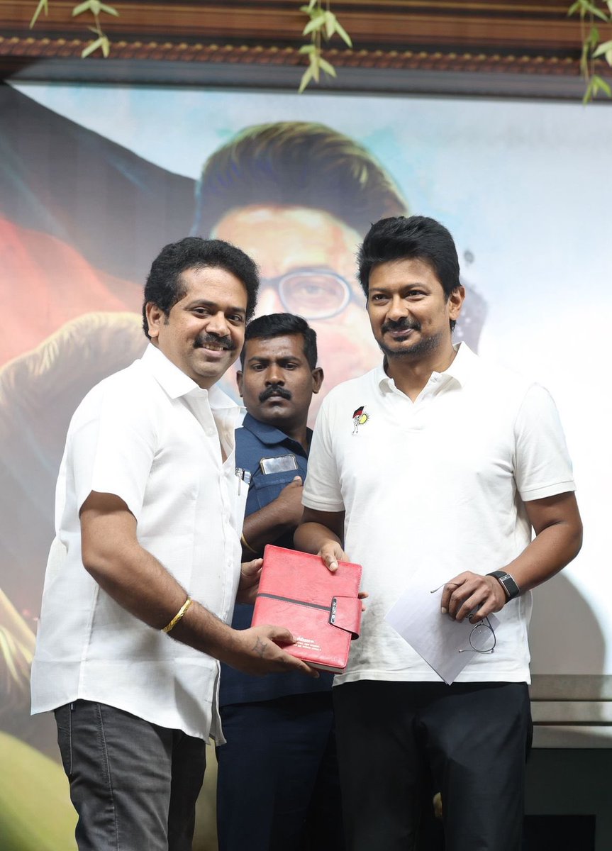 VinodthVj's tweet photo. ஈடுஇணையற்ற துணைமுதல்வருக்கு நாட்குறிப்பு வழங்கி வாழ்த்துப்பெற்றோம் 🖤❤️

@Udhaystalin  @nchitrarasu 
@DMKITwing 
#udhaynidhistalin
#chitrarasu
#vinodthvj
#chennaiwestdmk 
#chennaiwestdmkitwing https://t.co/kTYPWzdxII