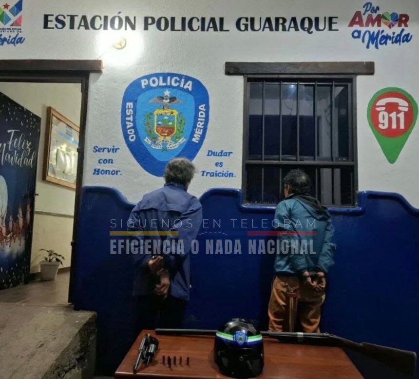 En Guaraque, Mérida, Venezuela...
Detenidos 2 partidarios de Trump, (64 y 65 años) que celebraban el secuestro del presidente Maduro y su esposa Cilia.

Les hallaron un revólver S&amp;W con 5 cartuchos percutidos y una escopeta cal. 12, con los que realizaron disparos.
