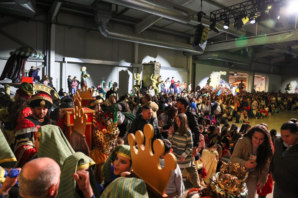 💫 Unos 11.000 lorquinos disfrutaron en la víspera del Día de Reyes junto a Melchor, Gaspar y Baltasar

👑 El Auditorio Margarita Lozano se quedaba pequeño para recibir a los Magos de Oriente que agradecían la oportunidad que se les brindaba para compartir la jornada de lluvia a