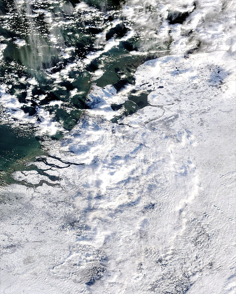 StormchaserNL's tweet image. ❄️ Een dik besneeuwd Nederland kwam vanmiddag achter de sneeuwbuien tevoorschijn! Gemaakt door NASA vanuit de ruimte: