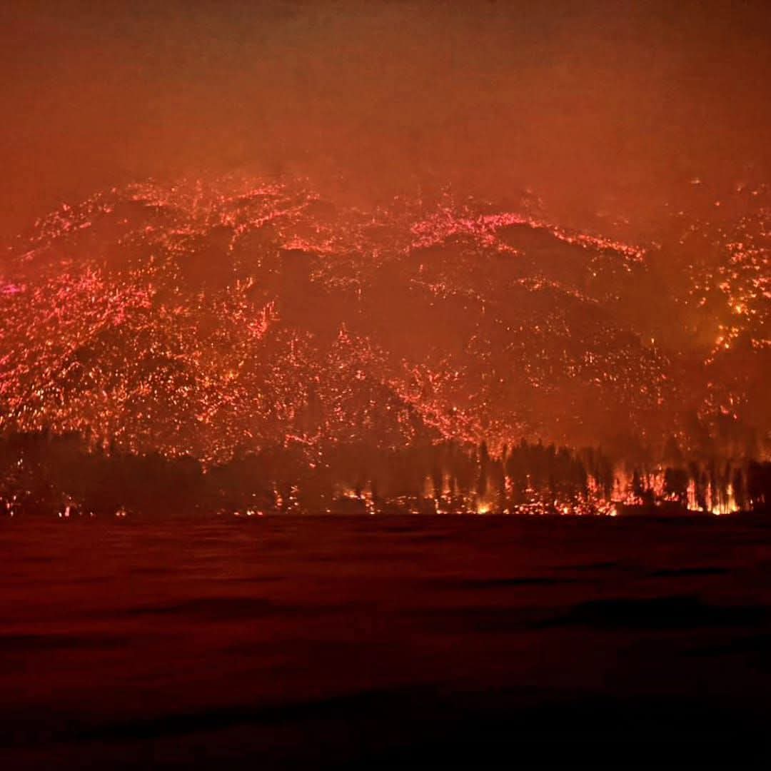 ELeloutre's tweet photo. Mientras nos distraen con Venezuela, esto pasa en el Cerro Pirque, Puerto Patriada (Chubut). Arde la Patagonia.
Estado Nacional sin programa de lucha contra los incendios forestales.
Y el presirulo retuiteado encerrado en la Quinta, con la salida prohibida para no hacer cagadas. https://t.co/x8Rvy3SONn