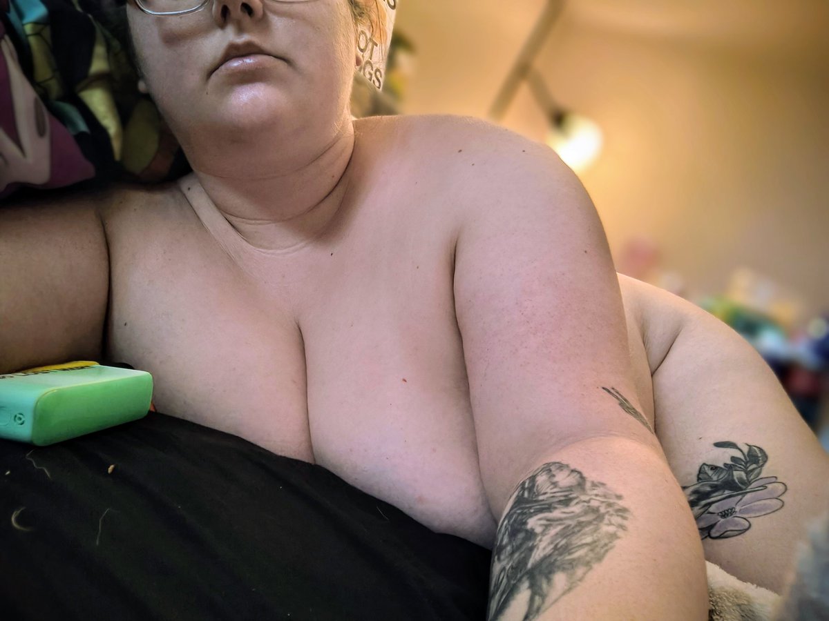 MoonlitPhoebe's tweet photo. What’s your favorite thing to do in bed?🔥🥺 #tuesdayvibe #CozyVibes #boobies #tattoolovers #OF https://t.co/Sr2U6NW3Ff
