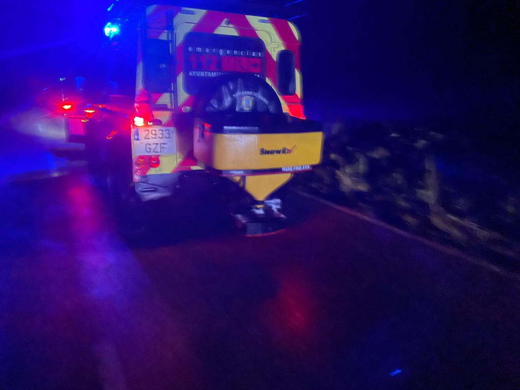 ⚪️Ante las previsiones de bajas temperaturas y con el objetivo de prevenir incidencias y garantizar la viabilidad del tráfico, en especial del transporte escolar, por posibles formaciones de placas de hielo, desde el Servicio de Emergencias se procederá de nuevo en la tarde/noche