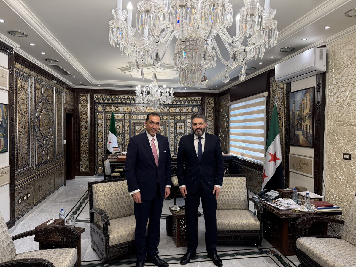 بحثت مع معالي وزير الثقافة السوري، الأديب المفوه، محمد ياسين صالح، سبل تعزيز أوجه التعاون الثقافي المتعددة والمتشعبة بين المملكة و الجمهورية العربية السورية الشقيقة، انطلاقاً من قواسمنا التاريخية والحضارية الواحدة، وإيماناً بدور الثقافة في توثيق الروابط بين شعبينا. 🇯🇴 🇸🇾 
#الاردن