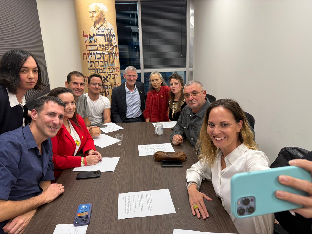 ZerMoran's tweet image. ברכות למצטרפים למפלגת הדמוקרטים
שמחה וגאה בהדס רגולסקי שהיתה הדוברת וראש המטה ולי הופמן אגיב שהיתה מנהלת השטח והמאבקים של בונות שעשו את הצעד לפוליטיקה. 
הלוואי ונראה עוד נשים פמניסטיות בעוד מפלגות
ככה בונות את ישראל דמוקרטית שיוויונית וליברלית
בהצלחה אלופות ולכל המצטרפים…