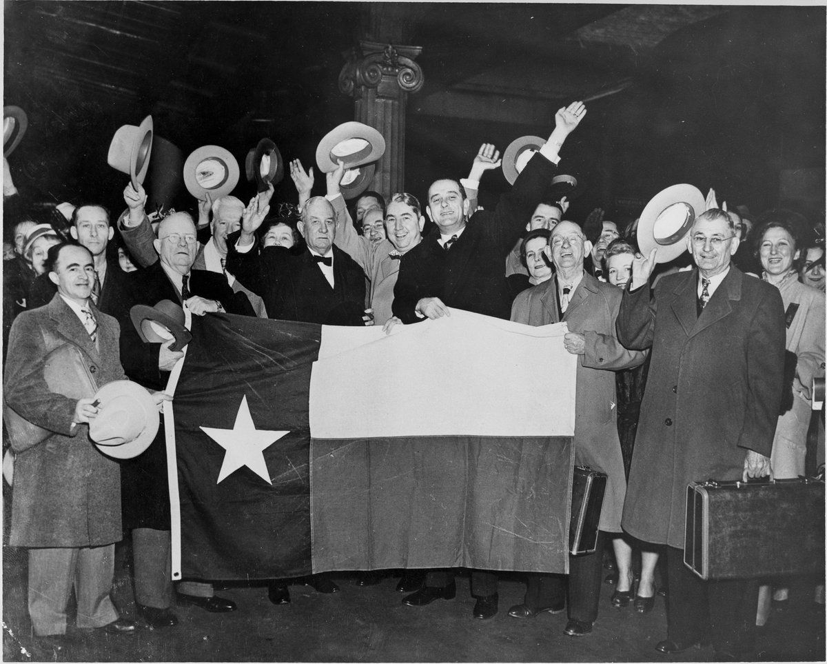 LBJLibrary's tweet image. In This Month: #LyndonBJohnson poses with the #Texas delegation and the Texas flag at his inauguration as #Senator. 🤠

📷 Unknown | January 1949 | Washington, D.C.