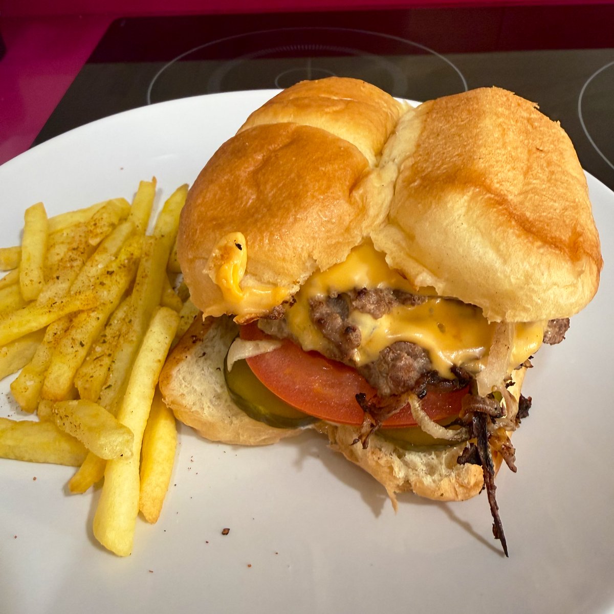 _dkmark's tweet image. La mejor haburguesa que comí en Madrid me la acabo de hacer con 2 panes de panchito