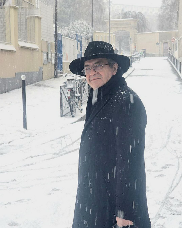 1/3 Tonton Mitt', 1/3 Jésuite, 1/3 pervers guettant les beurettes à la sortie du collège.