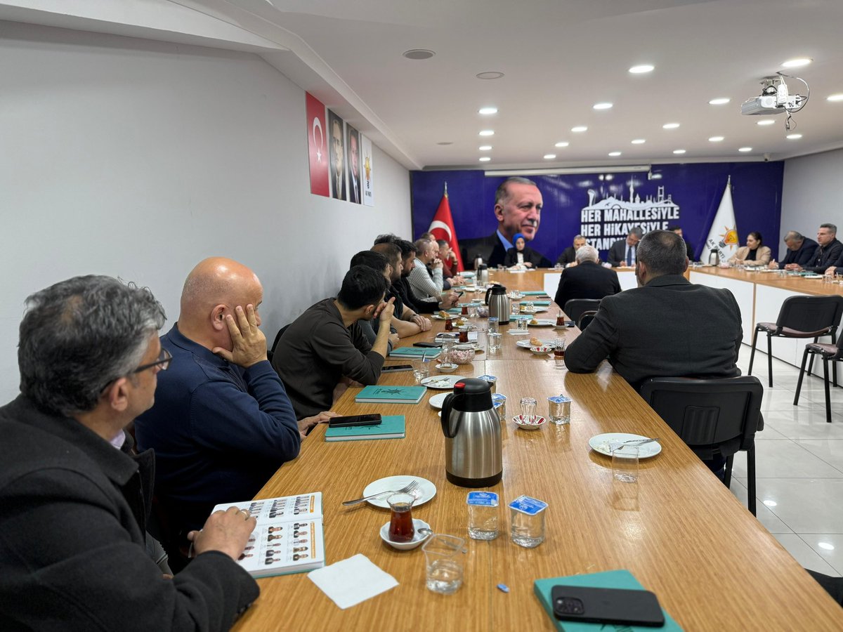 İlçe Başkanımız <a href="/MustafaY_K/">Mustafa Yalçınkaya 🇹🇷</a> 
İl koordinatörümüz <a href="/cetinaltindag47/">Çetin Altındağ</a>’ın katılımlarıyla  haftalık olağan Yönetim Kurulu toplantımızı gerçekleştirdik.

Zeytinburnu’muz için durmadan yorulmadan çalışmaya devam ediyoruz.🇹🇷

<a href="/akpartiistanbul/">AK Parti İstanbul</a> 
<a href="/abdullahozdemir/">Abdullah Özdemir</a>
<a href="/haticetasht/">Hatice Taş</a> 
<a href="/yusufsahinv/">Yusuf Şahin</a>