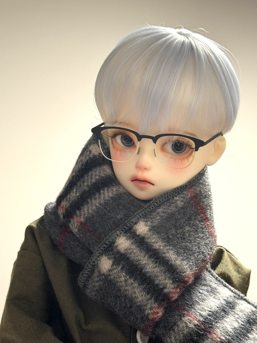 뉴페 줄 안경 뺏어서 씌웠는데 너무 잘어울령…