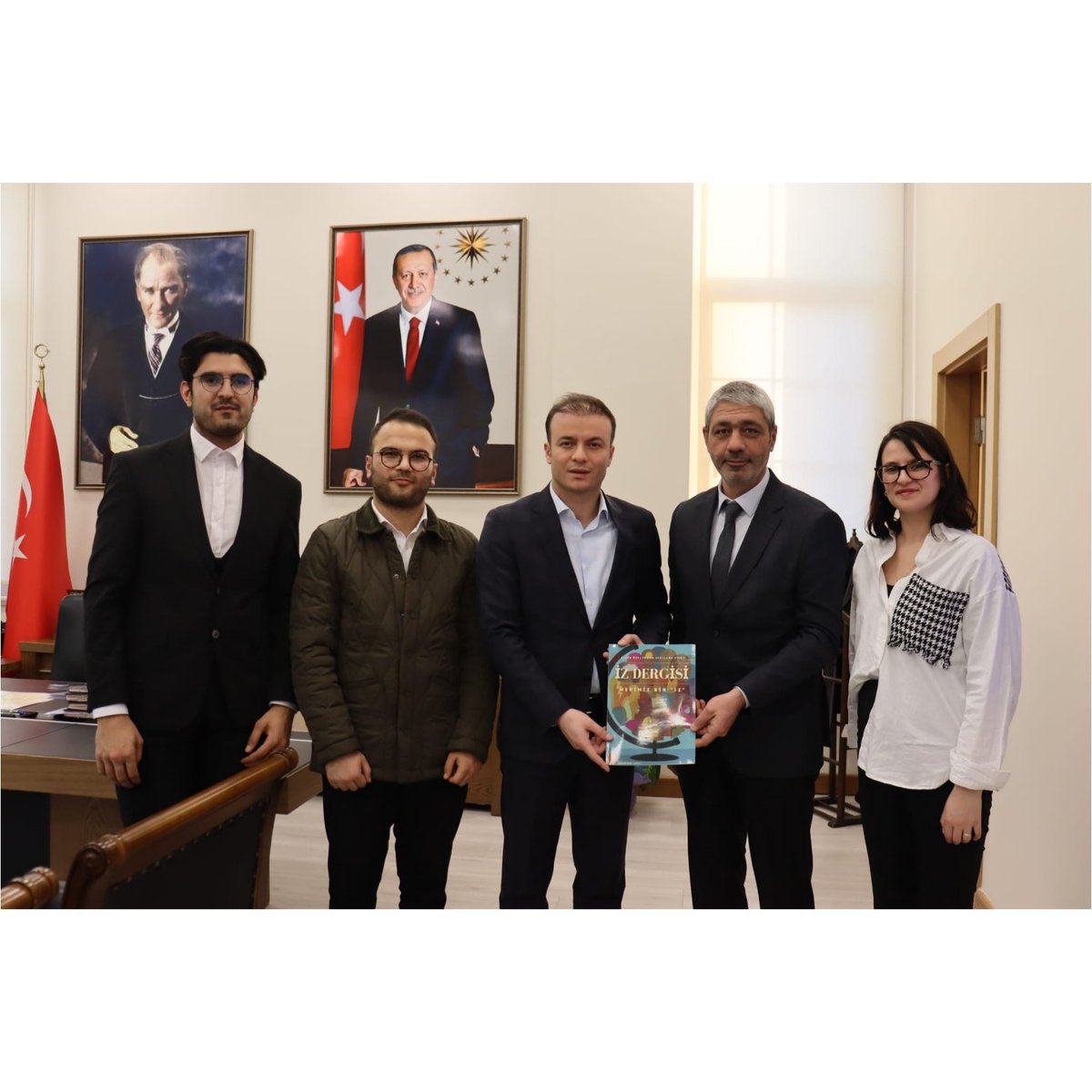 Özel Eğitim Uygulama Okulu Müdürü Sn. Beytullah ATILGAN ile öğretmenler Sn. İlayda AKCAN, Sn. Yusuf ARKLAN ve Sn. Oğuzhan GÜL, "Hepimiz bir İZ" sloganıyla hazırlanan İZ Dergisi'ni Kaymakamımız Sn. Meriç DİNÇER'e takdim etti.