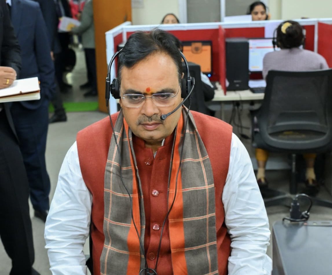 RajCMO's tweet photo. मुख्यमंत्री श्री भजनलाल शर्मा ने सचिवालय परिसर के पुस्तकालय भवन में संचालित, राजस्थान संपर्क हेल्पलाइन-181 की व्यवस्थाओं और संचालन का निरीक्षण किया। उन्होंने निरीक्षण के दौरान फोन कॉल पर विभिन्न नागरिकों से बात कर, उनकी समस्याएं सुनी और जनता की शिकायतों के त्वरित और प्रभावी समाधान के लिए संबंधित अधिकारियों और कर्मचारियों को आवश्यक दिशा-निर्देश दिए। उन्होंने कहा कि कॉल सेंटर के प्रतिक्रिया समय (Response Time) और समाधान दर (Resolution Rate) को बेहतर बनाने पर विशेष ध्यान दिया जा रहा है। 181 हेल्पलाइन सेवा सुशासन की रीढ़ है, और इसकी दक्षता सुनिश्चित करना हमारी प्राथमिकता है। 

#आपणो_अग्रणी_राजस्थान