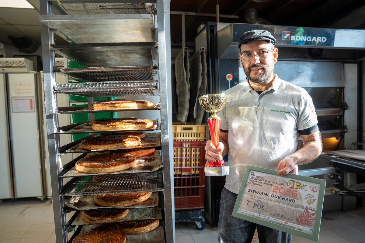 CDEssonne's tweet image. 👑 Les rois de la galette !

🫓 En ce jour d’Épiphanie, l’odeur du beurre chaud emplit les boulangeries essonniennes.

👨‍🍳 À Athis-Mons et Viry-Chatillon, deux artisans ont décroché le titre de meilleure galette de l’Essonne.
📃 Notre article : bit.ly/49iEyQV

@cmaidf_91