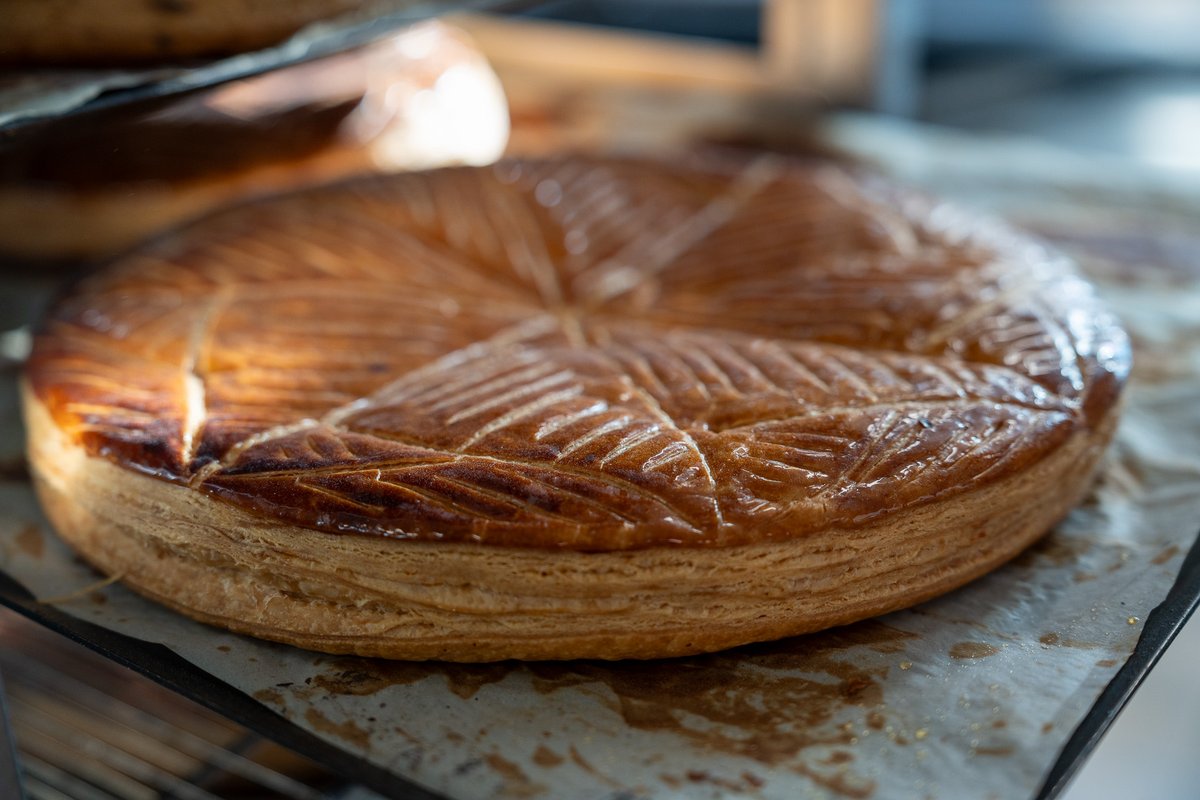 CDEssonne's tweet image. 👑 Les rois de la galette !

🫓 En ce jour d’Épiphanie, l’odeur du beurre chaud emplit les boulangeries essonniennes.

👨‍🍳 À Athis-Mons et Viry-Chatillon, deux artisans ont décroché le titre de meilleure galette de l’Essonne.
📃 Notre article : bit.ly/49iEyQV

@cmaidf_91