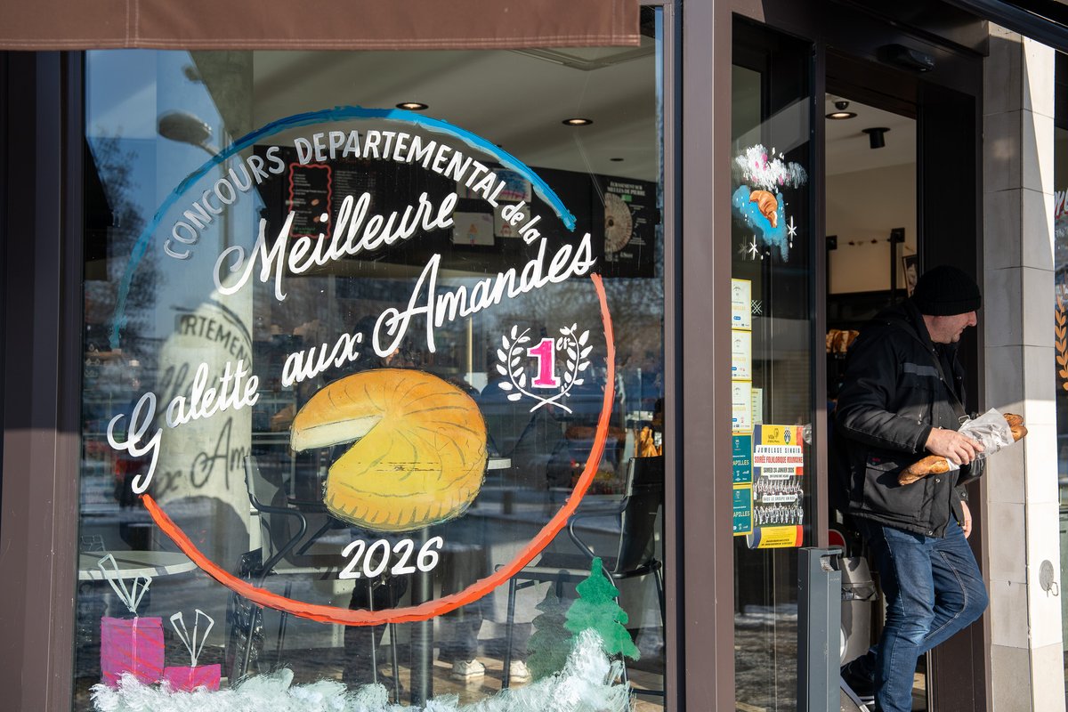 CDEssonne's tweet image. 👑 Les rois de la galette !

🫓 En ce jour d’Épiphanie, l’odeur du beurre chaud emplit les boulangeries essonniennes.

👨‍🍳 À Athis-Mons et Viry-Chatillon, deux artisans ont décroché le titre de meilleure galette de l’Essonne.
📃 Notre article : bit.ly/49iEyQV

@cmaidf_91