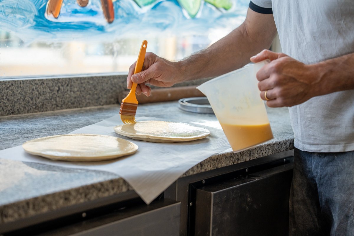 CDEssonne's tweet image. 👑 Les rois de la galette !

🫓 En ce jour d’Épiphanie, l’odeur du beurre chaud emplit les boulangeries essonniennes.

👨‍🍳 À Athis-Mons et Viry-Chatillon, deux artisans ont décroché le titre de meilleure galette de l’Essonne.
📃 Notre article : bit.ly/49iEyQV

@cmaidf_91
