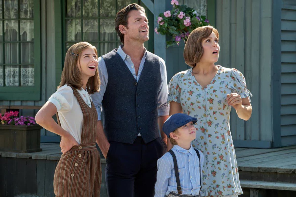 fangirlish's tweet image. We've made no secret that we love #Hallmark movies but we also love their shows. #Hearties, we were blessed to talk with #ErinKrakow about the show, her character, and the legacy she hopes to leave. fangirlish.me/4sthRkm