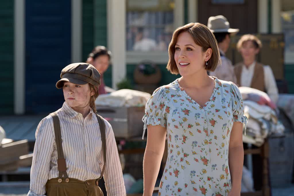 fangirlish's tweet image. We've made no secret that we love #Hallmark movies but we also love their shows. #Hearties, we were blessed to talk with #ErinKrakow about the show, her character, and the legacy she hopes to leave. fangirlish.me/4sthRkm