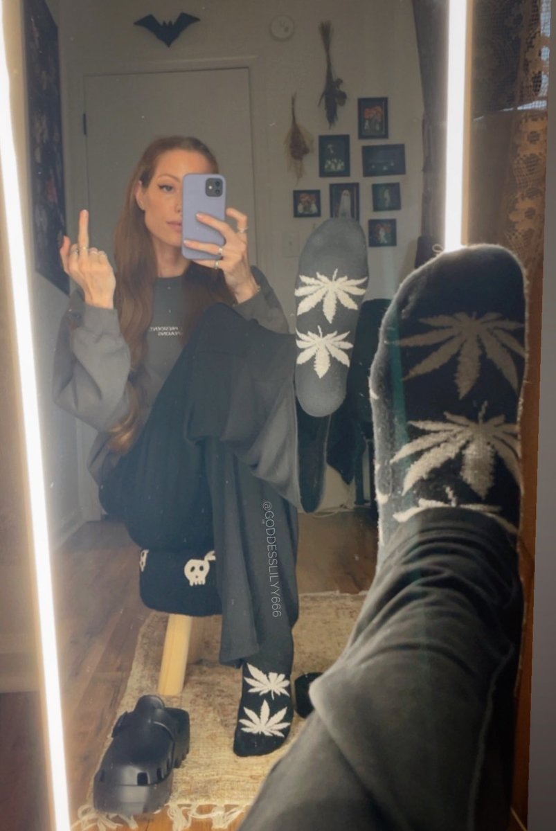 goddesslilyy666's tweet image. If I’m all you think ab at work, you’re my employee now. Go make my money.