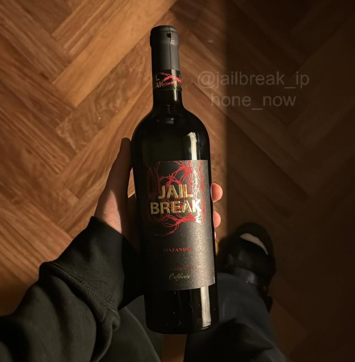 appeltheforeign's tweet image. is this how he takes pictures of his klein