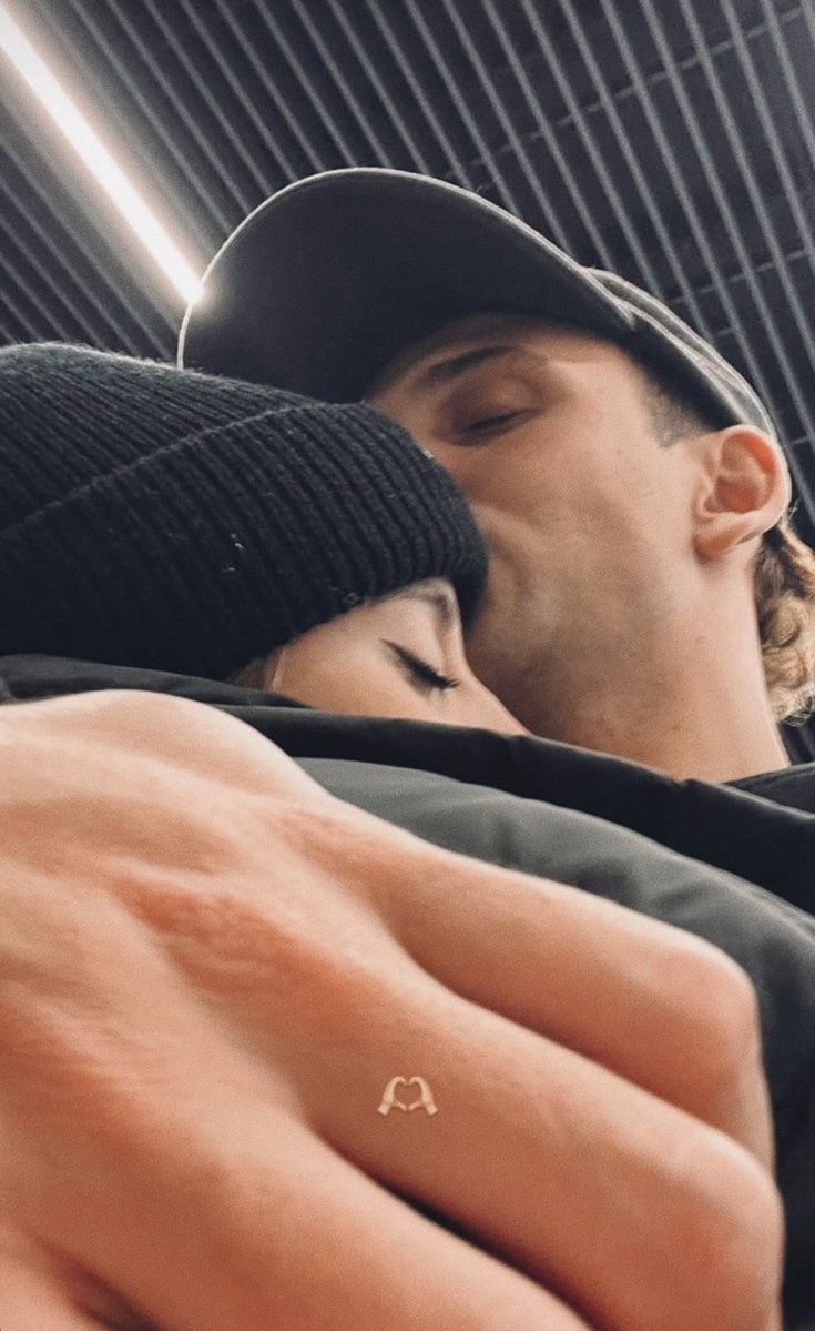 امرأة من لذتها تود
 لو أنك تذهب
 إليها سائراً على شفتيك .