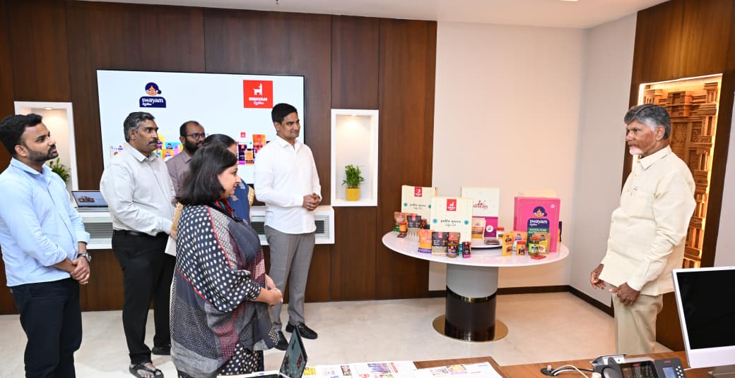 AndhraPradeshCM's tweet photo. రాష్ట్రంలో స్వయం సహాయ సంఘాలు తయారు చేస్తున్న ఉత్పత్తులకు బ్రాండింగ్, మార్కెటింగ్ అంశాలపై గౌరవ ముఖ్యమంత్రి శ్రీ నారా చంద్రబాబు నాయుడు నేడు సమీక్ష నిర్వహించారు. రాష్ట్రవ్యాప్తంగా ఎస్ హెచ్ జీలు తయారు చేస్తున్న 23 వేలకు పైగా ఉత్పత్తులకు జాతీయ, అంతర్జాతీయ స్థాయి బ్రాండింగ్, మార్కెటింగ్ జరగాలని దిశానిర్దేశం చేశారు. ఎస్ హెచ్ జీ మహిళా సంఘాలు, మైక్రో ఎంట్రప్రెన్యూర్స్ కు ఆర్ధిక సుస్థిరత వచ్చేలా ఉత్పత్తులను వ్యవస్థీకృతం చేయాలని సూచించారు. మంత్రి శ్రీ కొండపల్లి శ్రీనివాస్, సెర్ప్ ఉన్నతాధికారులు ఈ సమావేశంలో పాల్గొన్నారు.
#AndhraPradesh